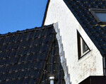 Het pand schuin van voren, met de later aangebrachte dakramen.
<br/>
Richard Keijzer, 2014-10-28